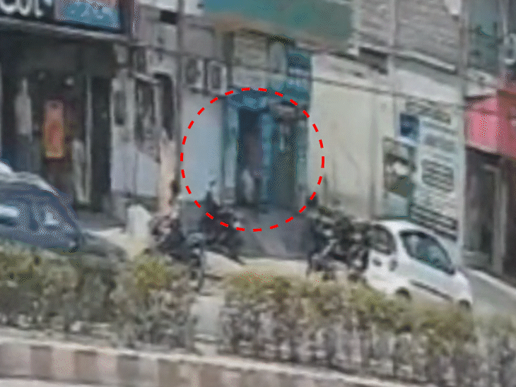 After some time, another miscreant comes with a bag and sits on the bike.