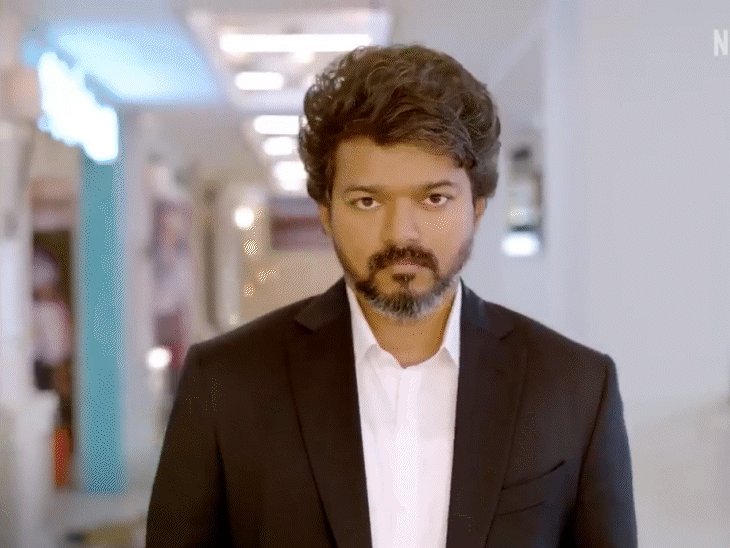 TVK के प्रमुख अभिनेता-राजनेता विजय, जो दुल्हनों और बच्चों को सोना देने का चुनावी वादा कर रहे हैं।