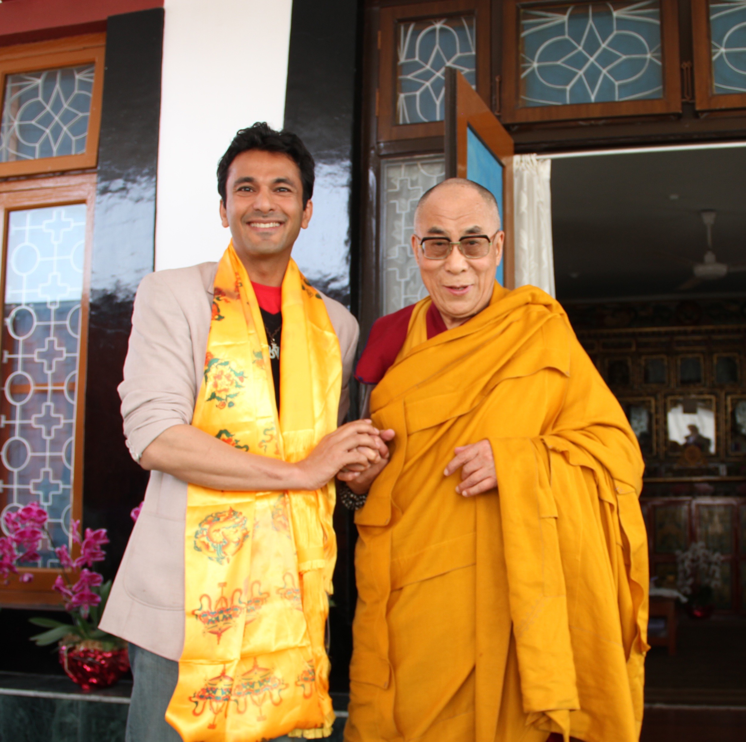 2015 में दलाई लामा पर 'टाइमलेस लिगेसी' नाम की किताब लिखी।