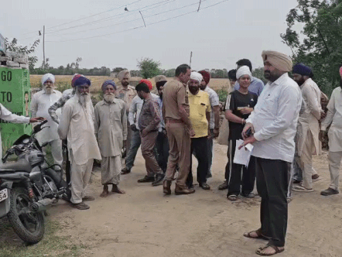 गांव वालों से पूछताछ करते पुलिस अधिकारी। - Dainik Bhaskar