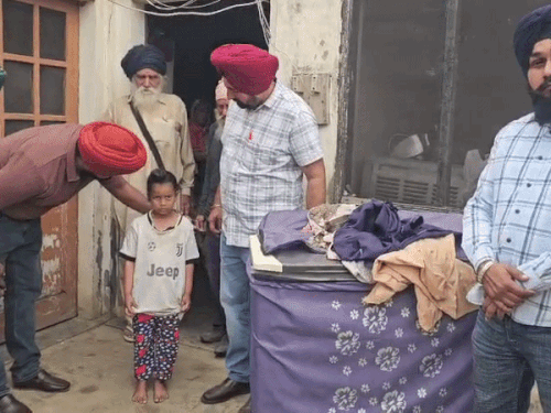 4 साल का बच्चा अजीत सिंह, जिस पर तेजाब के छींटे पड़े।