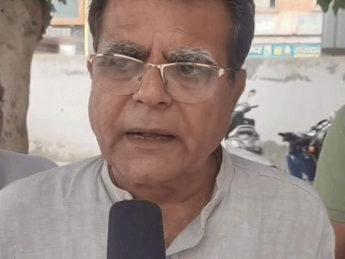 उप प्रधान मनोहर मेहता जानकारी देते हुए