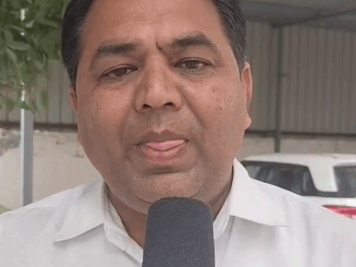 आढ़ती कीर्ति गर्ग जानकारी देते हुए