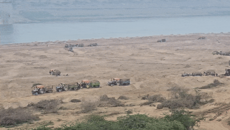 चंबल नदी में अवैध रेत खनन जारी है। (फाइल फोटो)