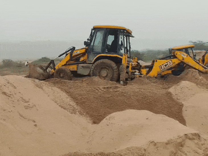 चंबल नदी में JCB से रेत खनन की फाइल फोटो।