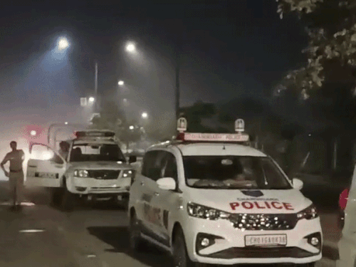 देर रात आरोपी को पकड़ने पहुंची थी पुलिस।