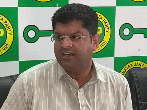 प्रेस कॉन्फ्रेंस करते दुष्यंत चौटाला।