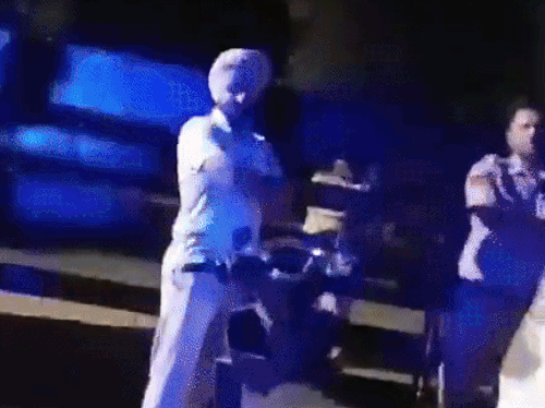 रात को फीडर में पहुंचे लोग व पुलिस।