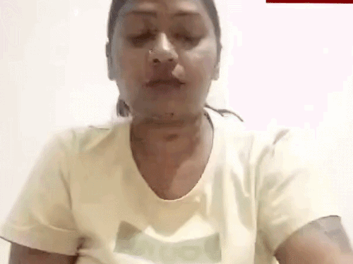 जहर निगलने से पहले बोतल दिखाती महिला।