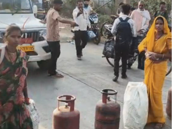 सीधी में सिलेंडर नहीं मिलने से नाराज महिलाओं ने मंत्री राधा सिंह का रास्ता रोका।