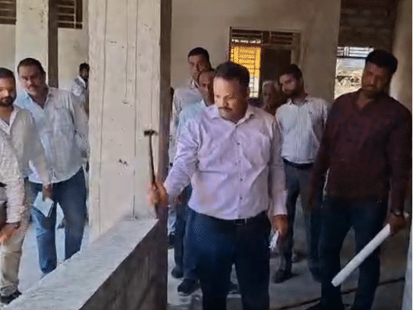 देवास में कलेक्टर ने हथौड़ी से ठोककर निर्माण कार्यों की गुणवत्ता चेक की।