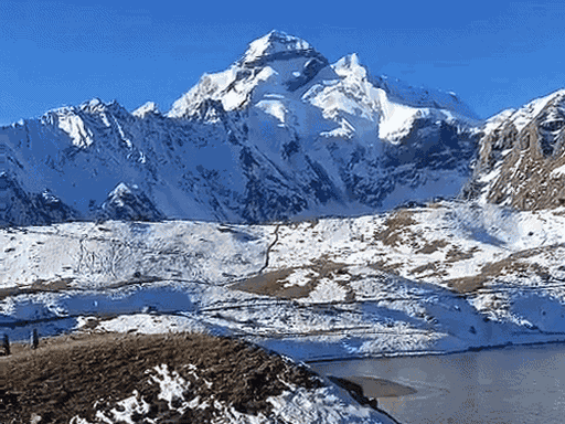 इस बार अप्रैल में बर्फ से जमी पवित्र पार्वती सरोवर की सतह।