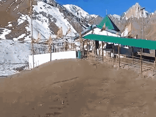 पिथौरागढ़ में स्थित शिव-पार्वती मंदिर और सरोवर।