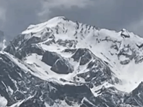 आदि कैलाश के साथ ही ओम पर्वत भी बर्फ से ढका।