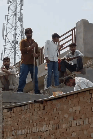 ग्राम समाज की जमीन पर बने दो मकान भी बने हैं। प्रशासन ने कब्जेदारों को इन्हें तोड़ने को कहा है।