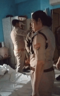 इसी कमरे में युवक की लाश मिली। पुलिस ने जांच पड़ताल की है।