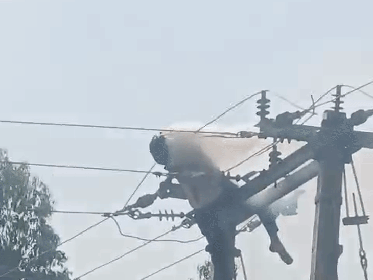 युवक तारों के बीच फंसकर जलता रहा, काफी देर तक धुआं दिखाई देता रहा।