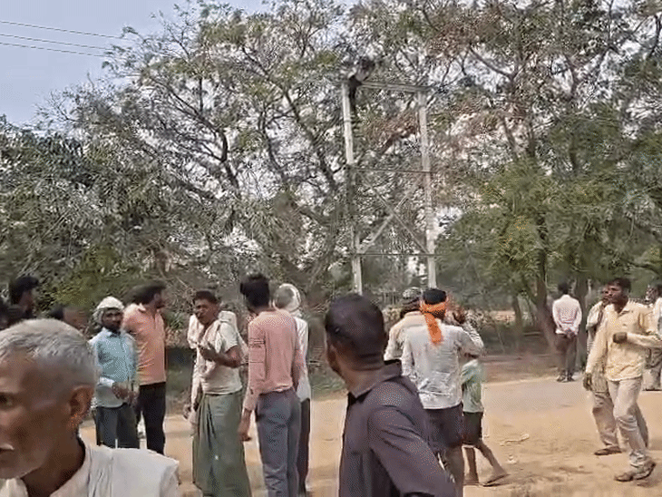 युवक का धड़ तारों के बीच फंसा रहा। घटनास्थल पर कुछ ही देर में ग्रामीणों की भीड़ जुट गई।