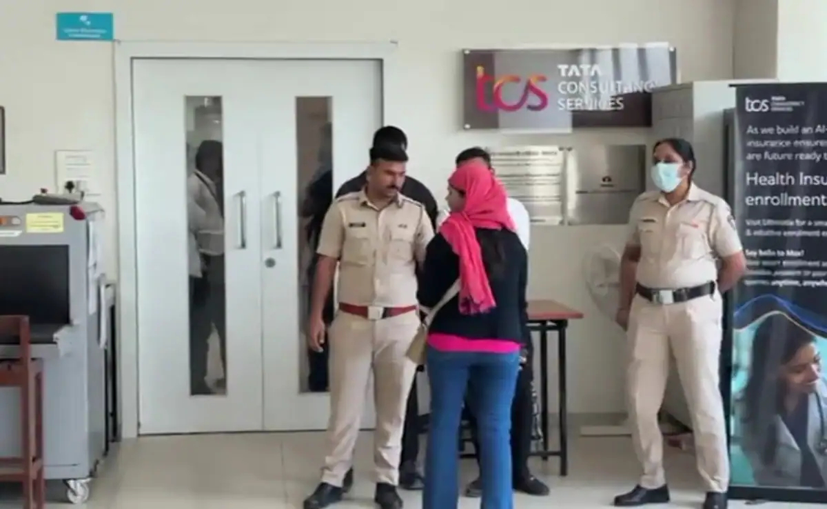 कंपनी ने सभी कर्मचारियों को घर से काम करने के लिए कह दिया है। पुलिस की टीम ने मौके पर पहुंचकर जांच की है।