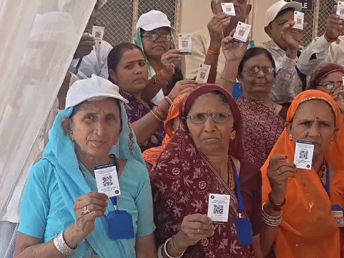 रजिस्ट्रेशन के बाद QR कोड वाली स्लिप दी जा रही है।