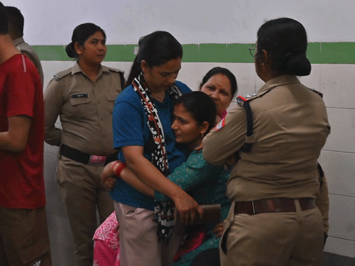 कॉन्स्टेबल की पत्नी बार-बार बेसुध हो रही है।