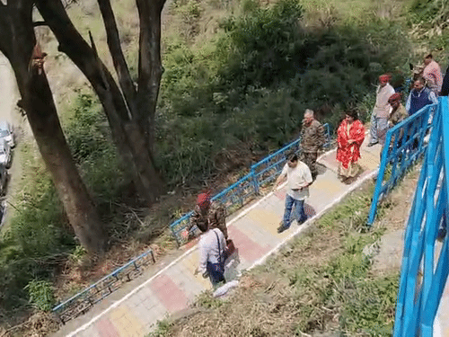 गांव से लौटते समय अनिल चौहान।