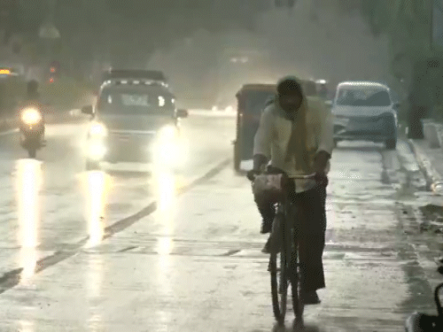 दिल्ली के मोती बाग इलाके में बारिश के बाद मौसम ठंडा हो गया।
