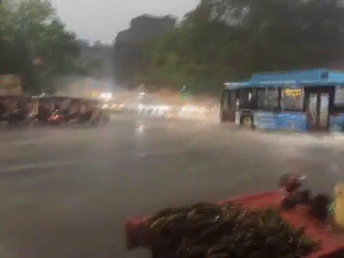 दिल्ली के ज्यादातर हिस्सों में शाम में बारिश हुई।