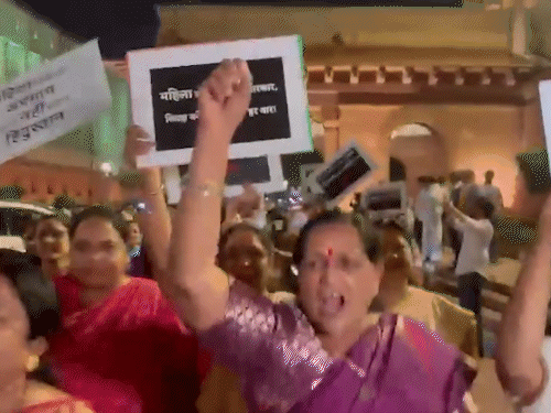 बिल गिरने के बाद एनडीए की महिला सांसदों ने संसद परिसर में प्रदर्शन किया।