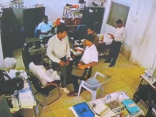 कृषि अधिकारी प्रवीण पटेल ने 10 से भी ज्यादा बार मुक्के से मारा।