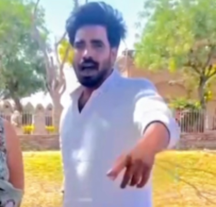 यह इन्फ्लुएंसर पहले भी विवादों में रह चुका है।