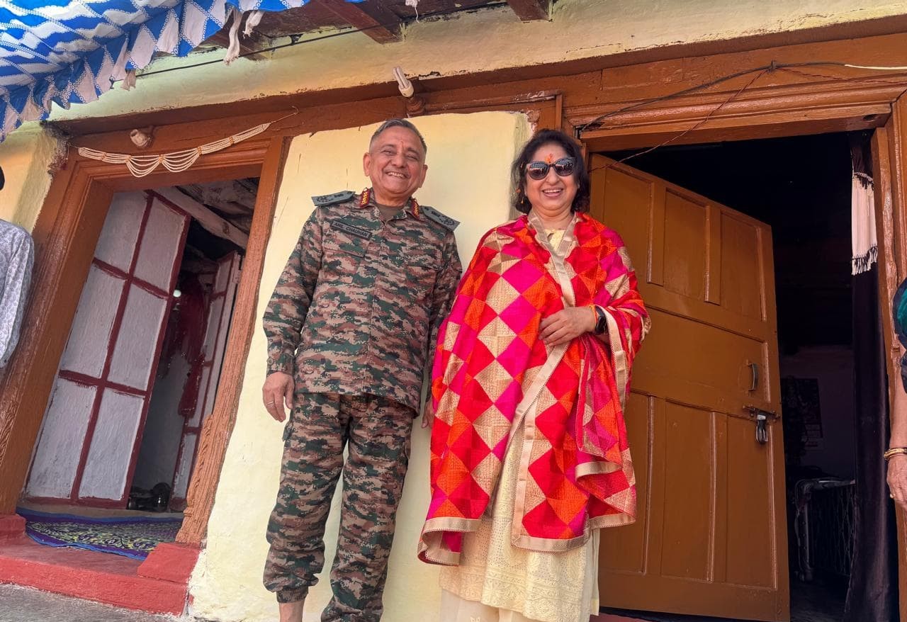 गांव गवाणा में फोटो खिंचवाते सीडीएस।