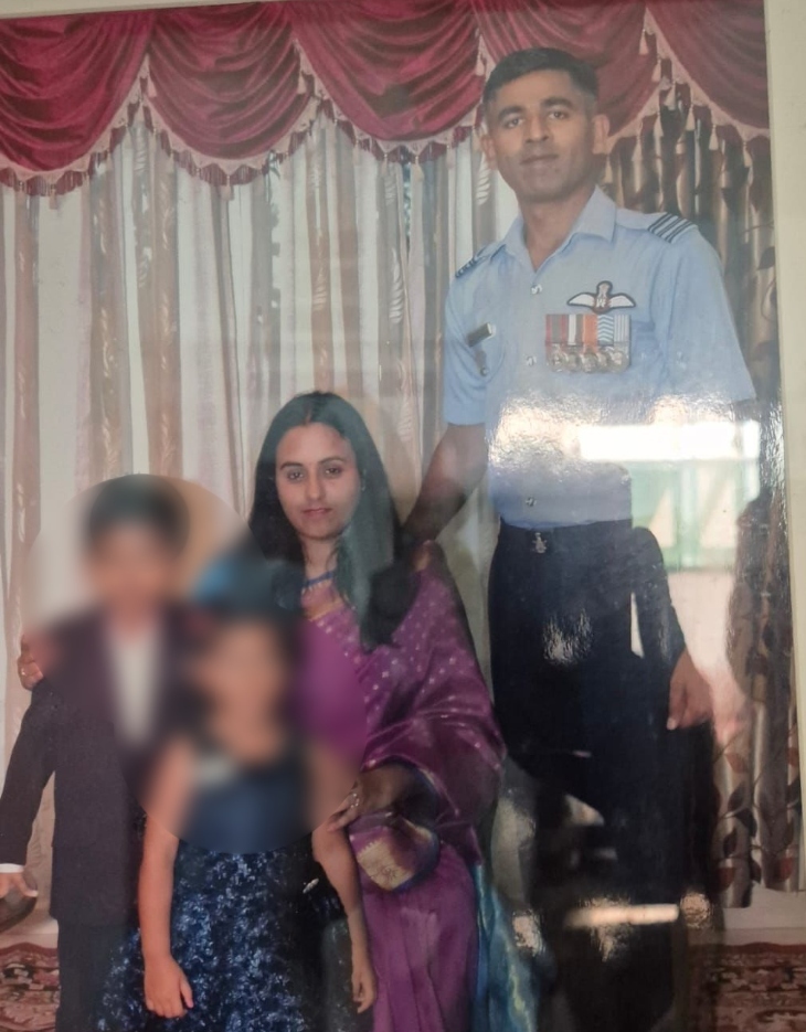 विंग कमांडर विपुल यादव की पत्नी और बच्चों के साथ तस्वीर।