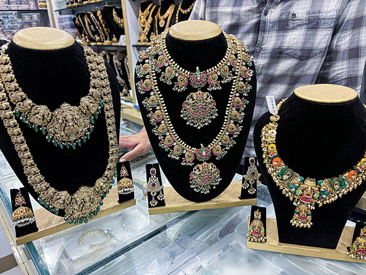 चेन्नई की दुकान में सजी हेवी गोल्ड ज्वेलरी, जिनका शादियों में पहनने का चलन है।