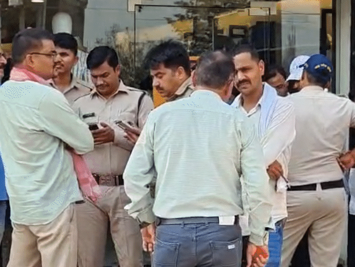 As soon as information about the incident was received, a crowd gathered.