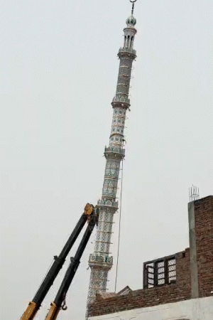 हाइड्रा ने खींचकर मीनार को गिरा दिया। मस्जिद की छत पर मीनार जा गिरी।