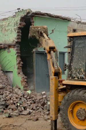 सुबह साढ़े 9 बजे से दोपहर 1 बजे तक मस्जिद के बाहर की 5 दुकानों को तोड़ा गया।