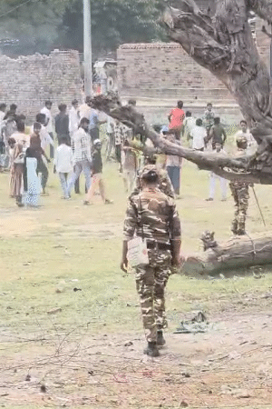 गांव वाले जुटने लगे तो विरोध की आशंका को देखते हुए पुलिस ने उन्हें खदेड़ दिया।