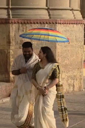 वाराणसी में शुक्रवार सुबह 7 बजे ही तेज धूप निकल गई। प्री-वेडिंग शूट के दौरान एक कपल धूप से बचने के लिए हाथ में छाता लिए नजर आया।