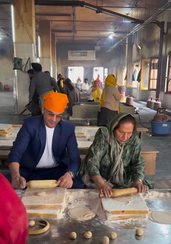 बंगलो रेस्टोरेंट की ओपनिंग से पहले विकास अपनी मां के साथ अमृतसर के गोल्डन टेंपल आशीर्वाद लेने पहुंचे थे। वहां लंगर में सेवा देते वो और उनकी मां।