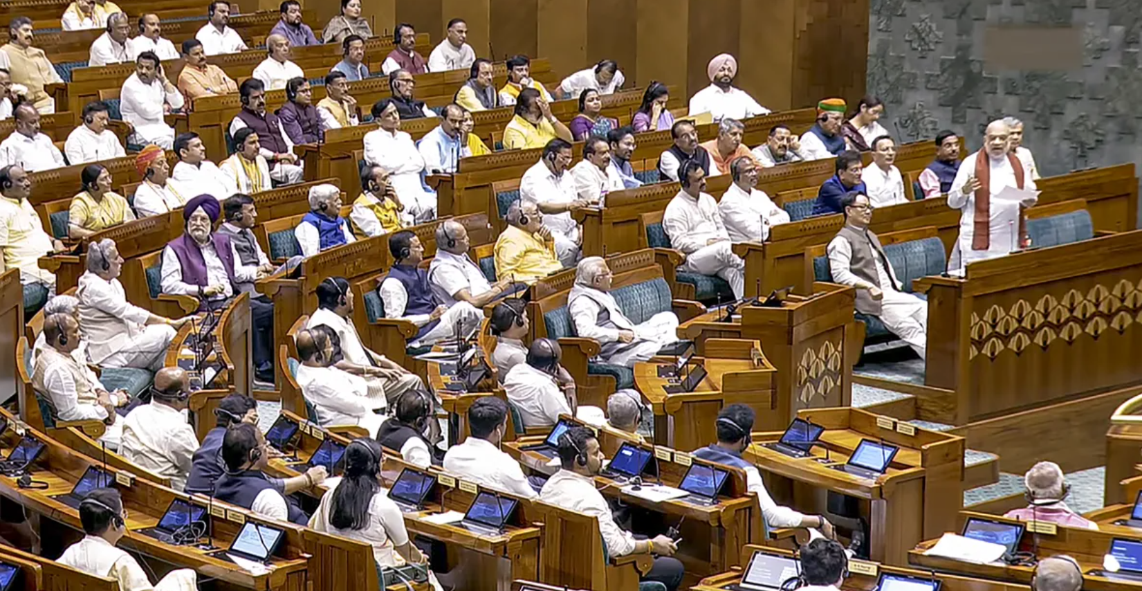 1996 ससंद में पहली बार महिला आरक्षण विधेयक पेश किया गया।