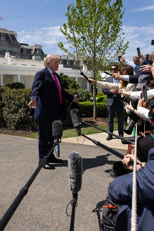 राष्ट्रपति ट्रम्प गुरुवार को व्हाइट हाउस के बाहर पत्रकारों के सवालों का जवाब देते हुए।