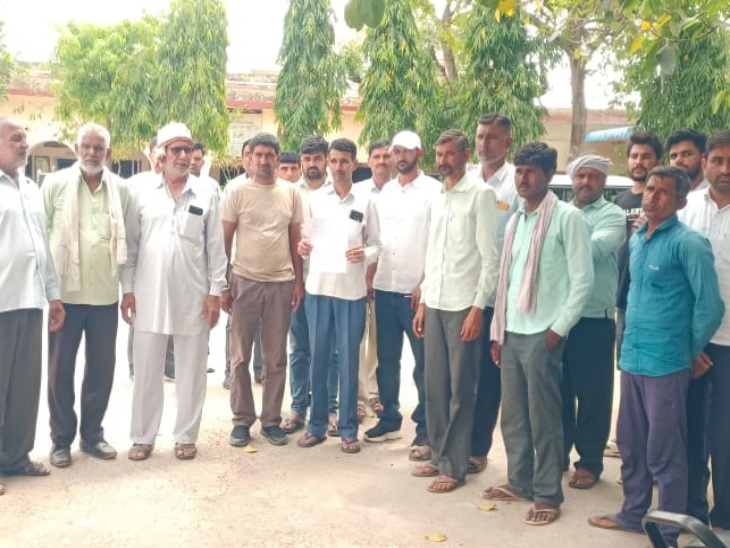 घटना से आक्रोशित ग्रामीणों ने चिड़ावा थाने पहुंचकर बैंककर्मियों पर कार्रवाई की मांग की है। इसे लेकर ज्ञापन दिया गया है।