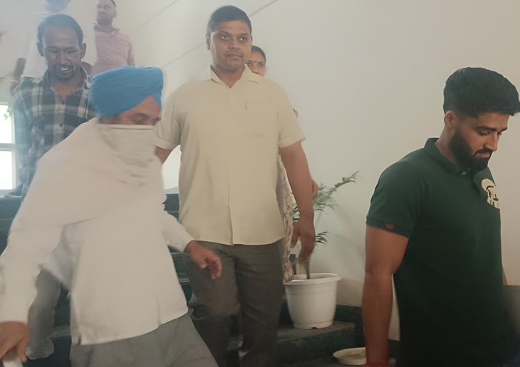 BDPO जगजीत सिंह को लेकर जाते ACB के अधिकारी।