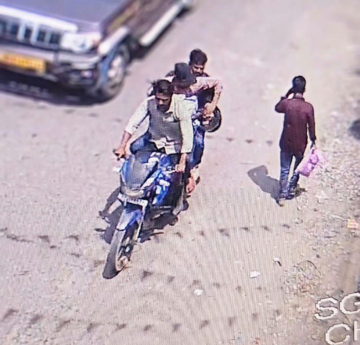 आरोपी एक ही बाइक पर बैठकर बैढ़न शहर के ओर फरारा हो गए।