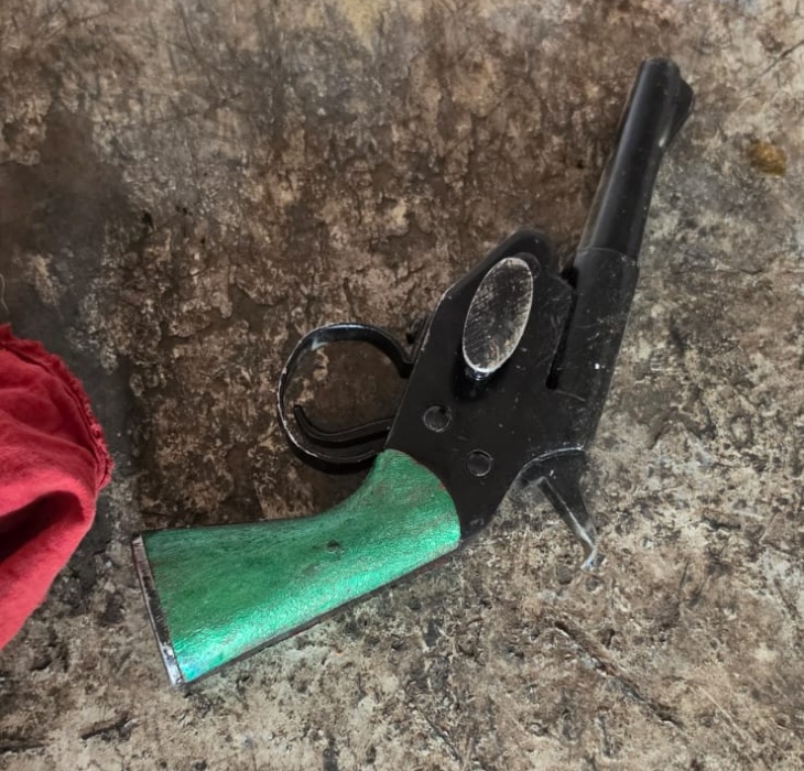 बैंक से 1 km दूर मस्जिद तिराहे पर बदमाशों का देसी कट्टा गिर गया। इसे बरामद कर लिया है।