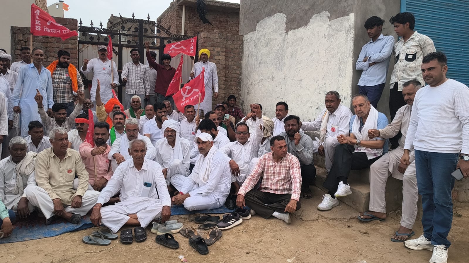 मकान के बाहर किसानों ने शुरू किया धरना