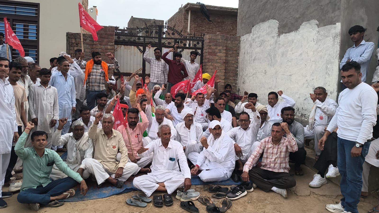 मकान के बाहर धरने को समर्थन देने पहुंचे हरियाणा व राजस्थान के किसान