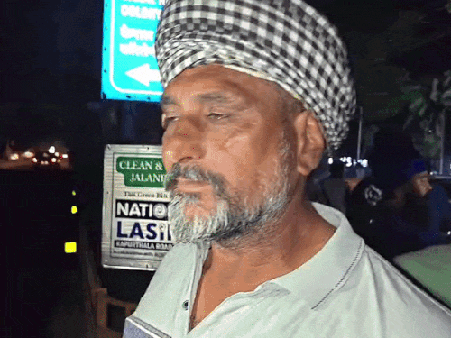 घटना की जानकारी देता चश्मदीद।