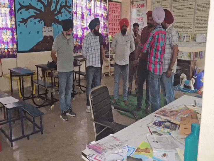 क्लासरूम का जायजा लेते शिक्षा विभाग के अधिकारी।